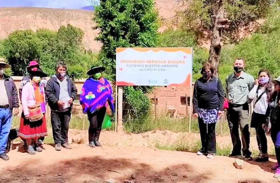 El Ministerio de Ambiente entregó carteles informativos con la leyenda “Cuidemos nuestro ambiente. Prohibido arrojar basura (Ley N° 5954)".