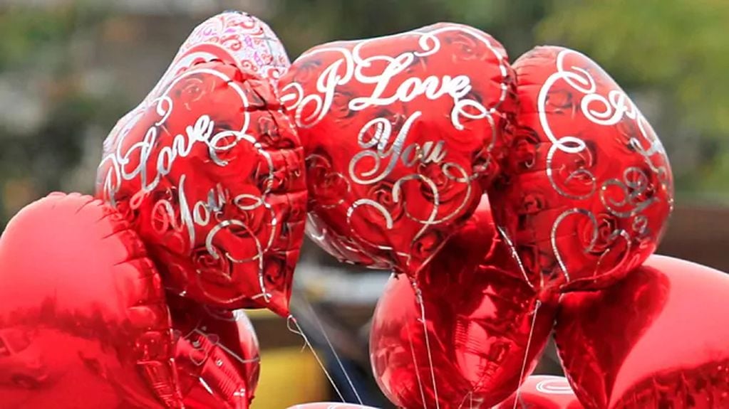 Los regalos más clásicos de San Valentín en todo el mundo son los globos, las flores y los chocolates