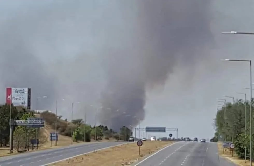 Incendio en Malagueño a la vera de la autopista Córdoba - Carlos Paz. (Foto: Facebook Bomberos La Cumbre