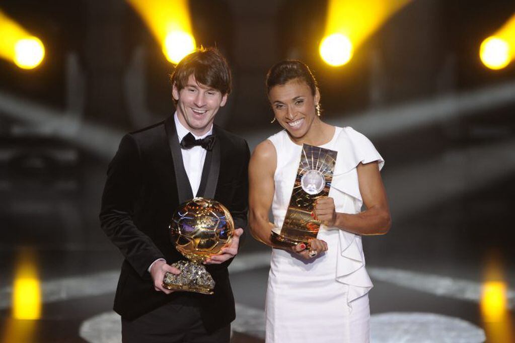 Marta, junto a Lionel Messi en la gala de la FIFA en 2011. Foto: AFP.
