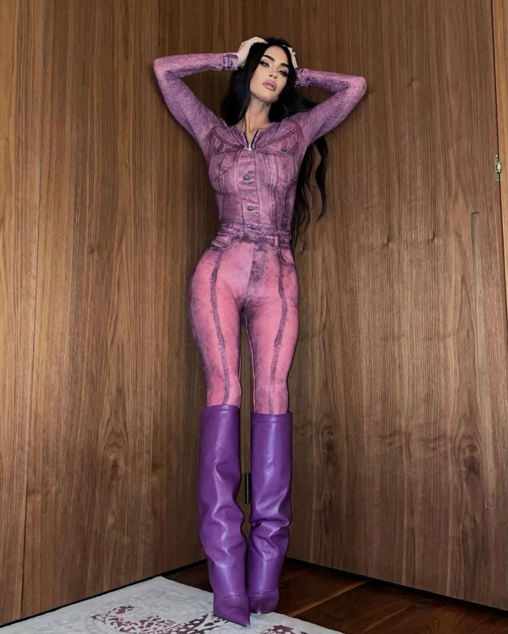 Con un cat-suit de jean al cuerpo y bucaneras, Megan Fox generó escándalo en Instagram.