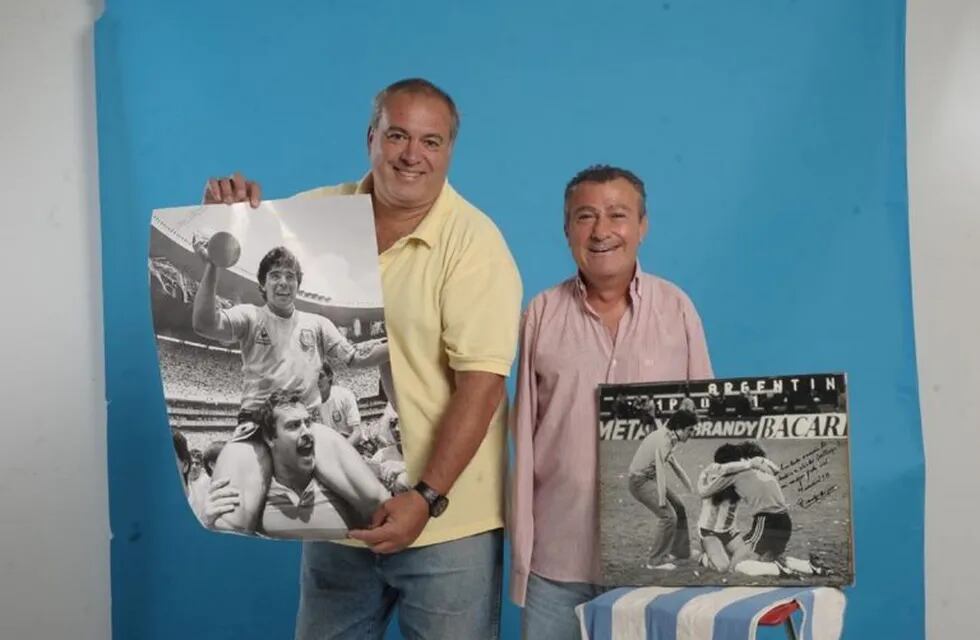 Roberto Cejas (a la izquierda) con Víctor DellAquila, símbolos de los festejos de los dos mundiales que ganó la Argentina. Germán García Adrasti