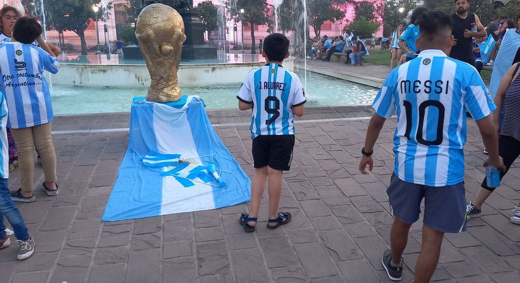 Con Julián y Messi, cada vez más cerca de la Copa, casi al alcance de la mano. Un réplica gigante completaba la escenografía mundialista en la plaza Belgrano.