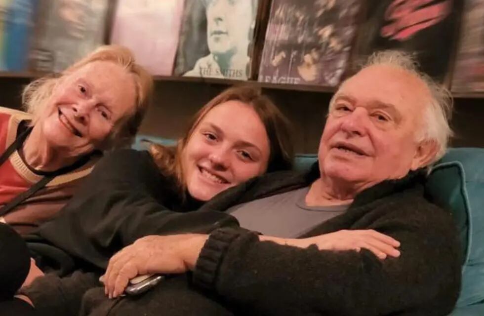 Mikaela y Eduardo junto a su nieta Petra, quien nos contó su historia de amor en el día de San Valentín.