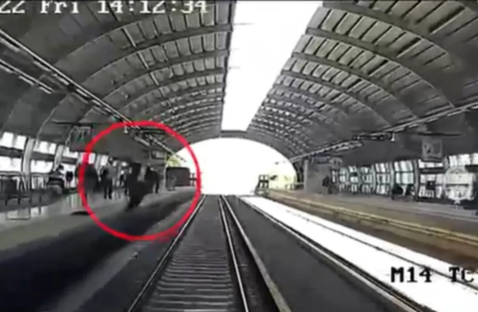 El momento en el que el hombre cae desmayado a las vías del tren.
