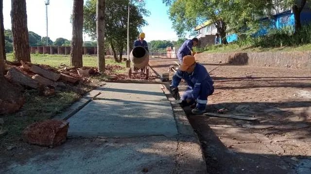 levan adelante la construcción de veredas peatonales en uno de los accesos a la pista de atletismo del polideportivo municipal en Oberá