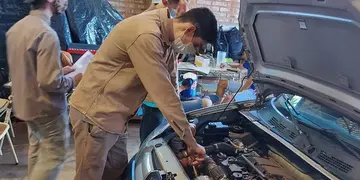Estudiantes de la Epet 10 de Puerto Rico realizan service y chequeo del automotor