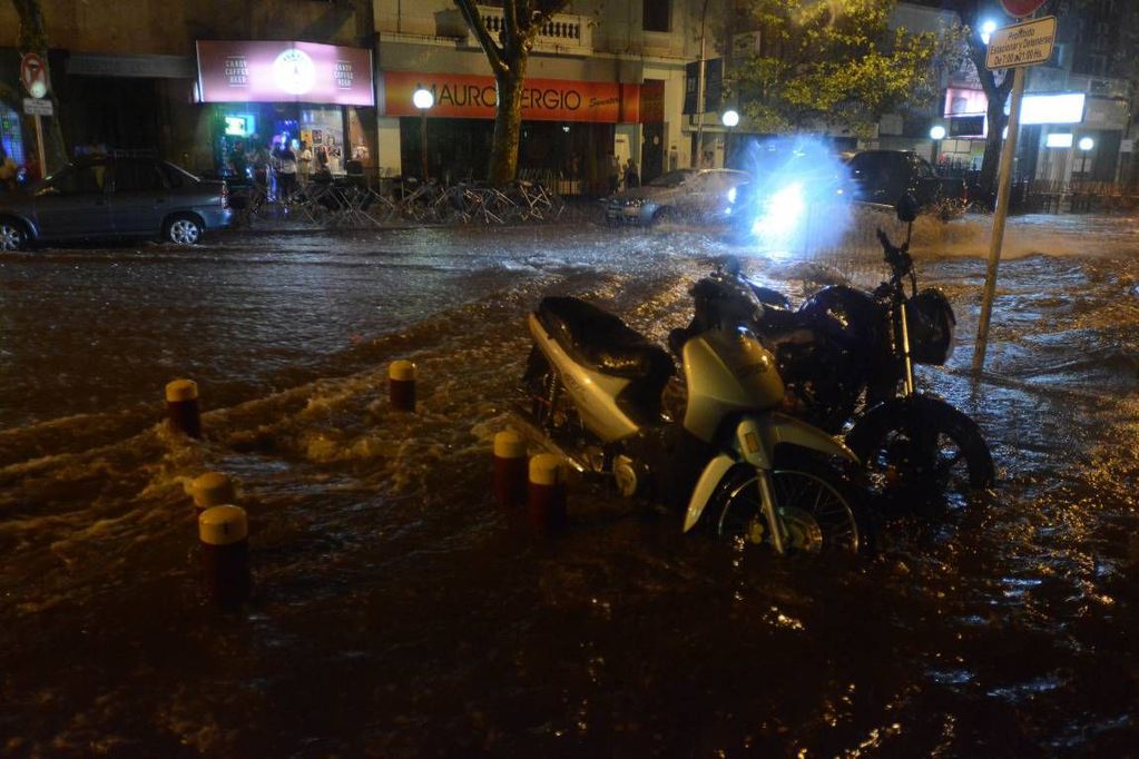 Una intensa lluvia volvió a dejar casas inundadas y calles anegadas en el Gran Mendoza