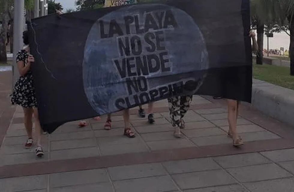 Reclaman para evitar la privatización de las playas públicas en Corrientes. (Web).