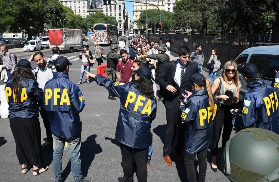 Personal de la policía desvía a transeúntes en Buenos Aires, Argentina, el 11/12/2017 a raíz de los operativos de seguridad llevados adelante por la Conferencia Ministerial de la OMC.\r\n(Vinculado al texto de dpa \