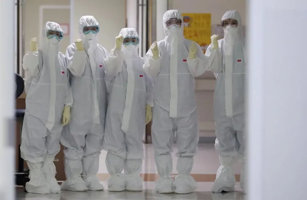 09/03/2020 Trabajadores médicos con trajes de seguridad para atender a enfermos por coronavirus. POLITICA INTERNACIONAL -/YNA/dpa