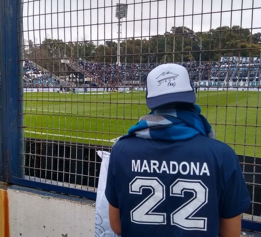 El color en la presentación de Maradona en Gimnasia (Foto: Twitter)