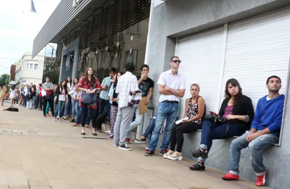 La tasa de desocupación en la ciudad y la región estaba un punto arriba en el mismo período del año anterior. (Archivo)