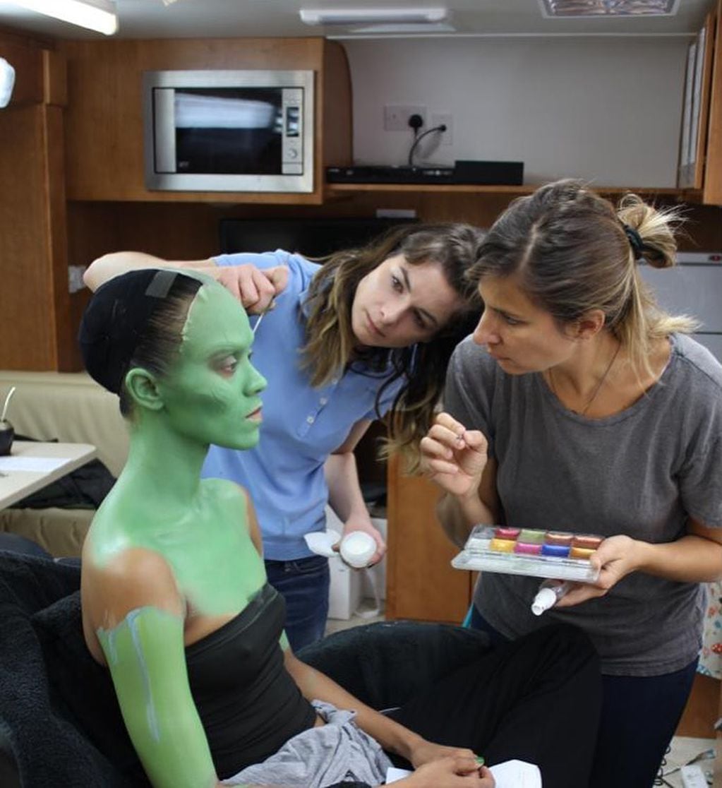 Vera Steimberg trabajando en el maquillaje de Zoe Saldaña para Guardianes de la Galaxia.