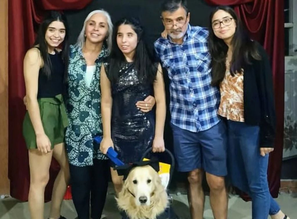 Ximena junto a su familia y su perro.