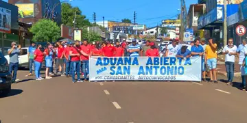 Comerciantes de San Antonio protestaron en la aduana de Irigoyen por  la habilitación del paso con Brasil