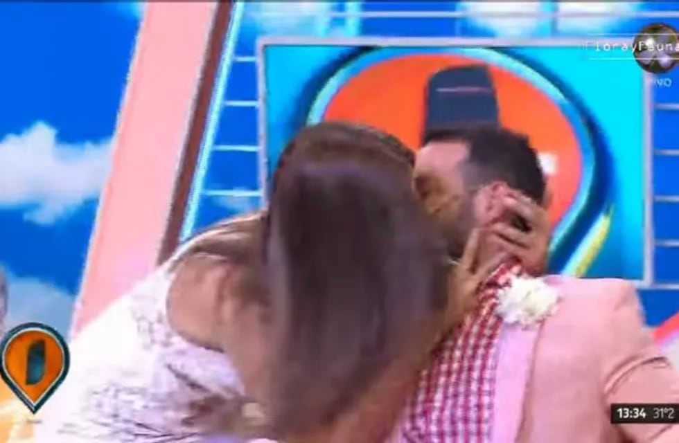El beso entre Mina Bonino y Mariano Caprarola. (Foto: Captura de TV)