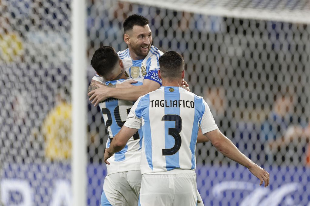 Lionel Messi celebra tras marcar el segundo gol de Argentina en la semifinal de la Copa América contra Canadá, el martes 9 de julio de 2024, en East Rutherford, Nueva Jersey. (AP Foto/Adam Hunger)