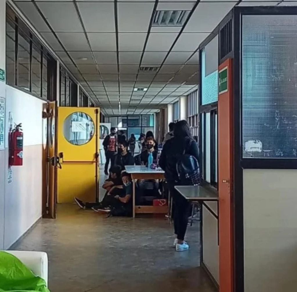 Alumnos de distintas Universidades de Comodoro Rivadavia denuncian que tienen que cursar en los pasillos porque no hay espacio suficiente.