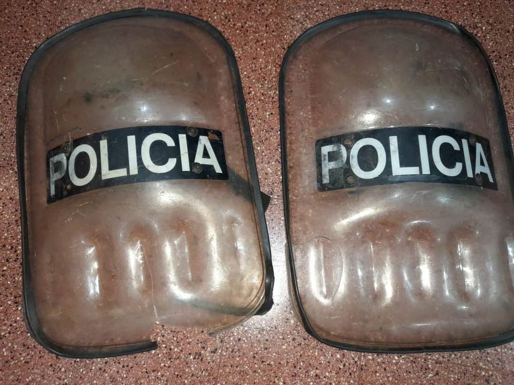 Efectivos policiales intentaban desarticular una fiesta clandestina y resultaron agredidos.