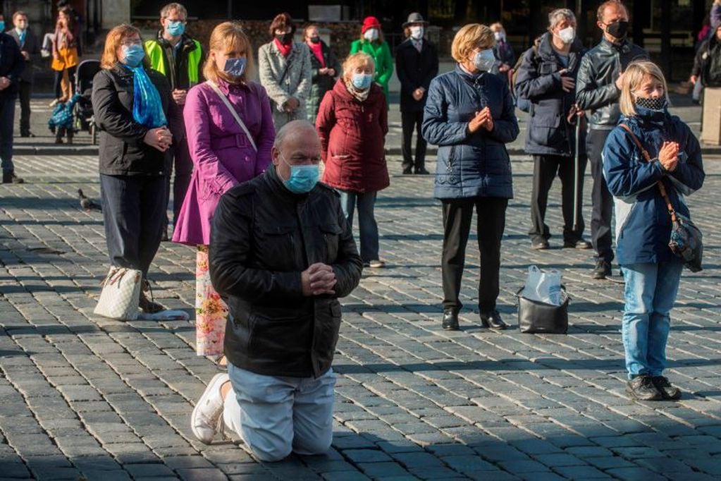 Otr a imagen de la nueva realidad. Esta vez, en la Plaza Vieja de Praga. (Michal Cizek / AFP).