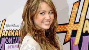 Miley Cyrus en una alfombra roja por Hannah Montana
