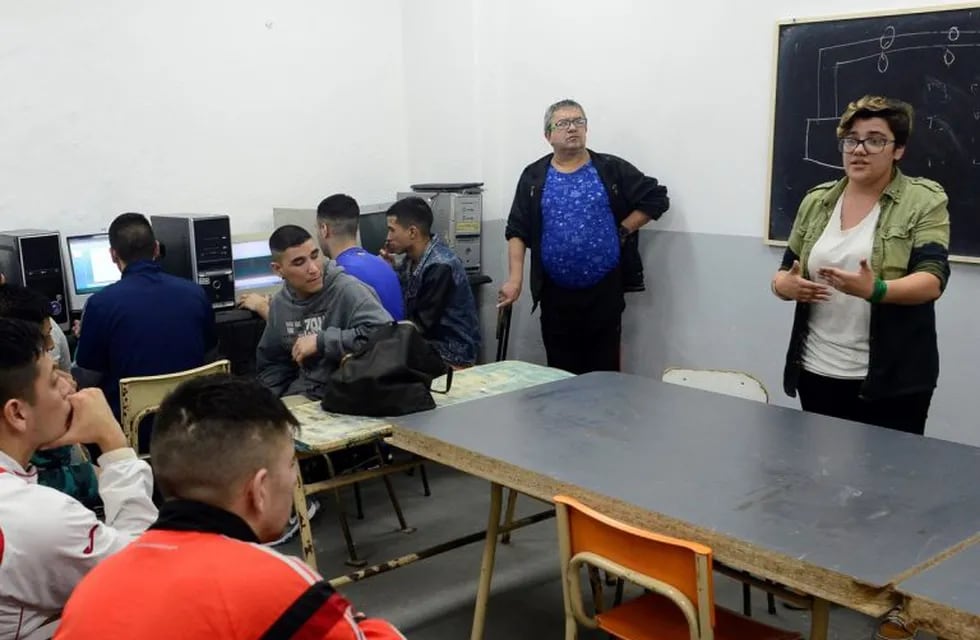 En clase de alfabetización digital,  en el penal de Olmos. Foto: David Fernández (Clarín)