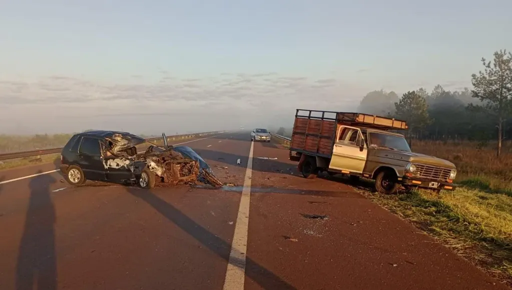 Automovil chocó contra una camioneta que estaba en la banquina y murió el acompañante - Ruta 105 Garupá