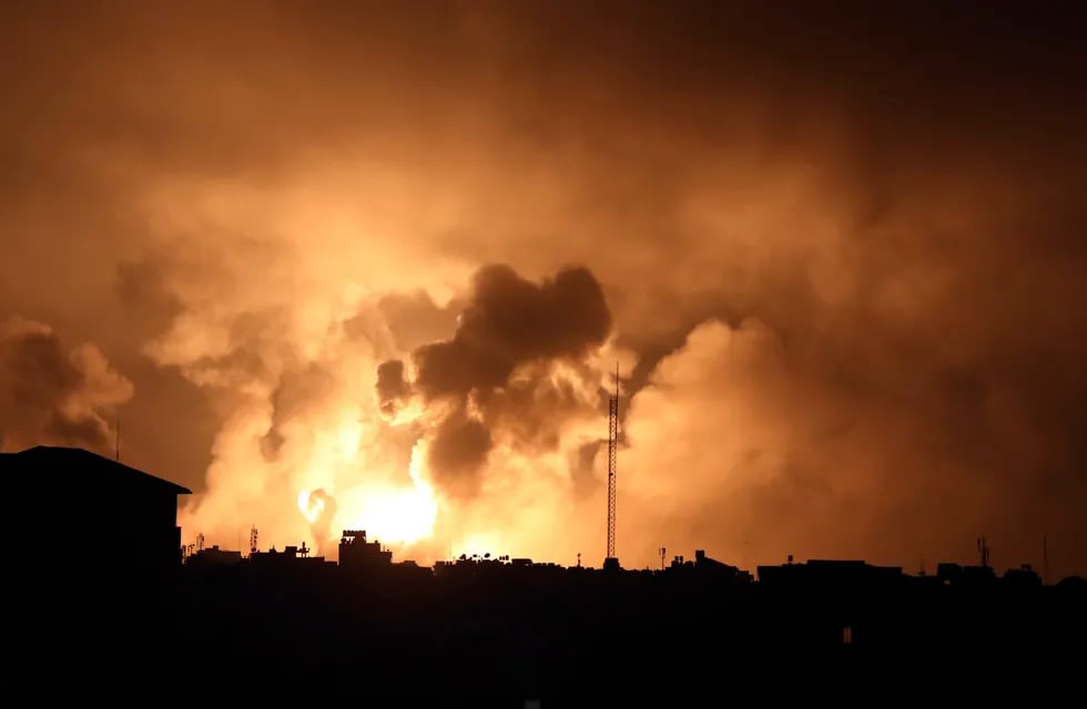 En la imagen, explosiones causadas por ataques aéreos israelíes sobre el norte de la Franja de Gaza, el 27 de octubre de 2023.