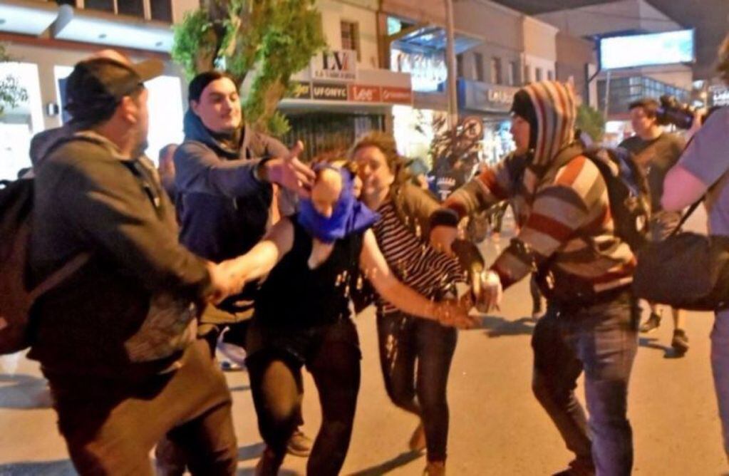 Unas 50 personas se enfrentaron con policías uniformados y otros de civil. Fotos: Diario Jornada.