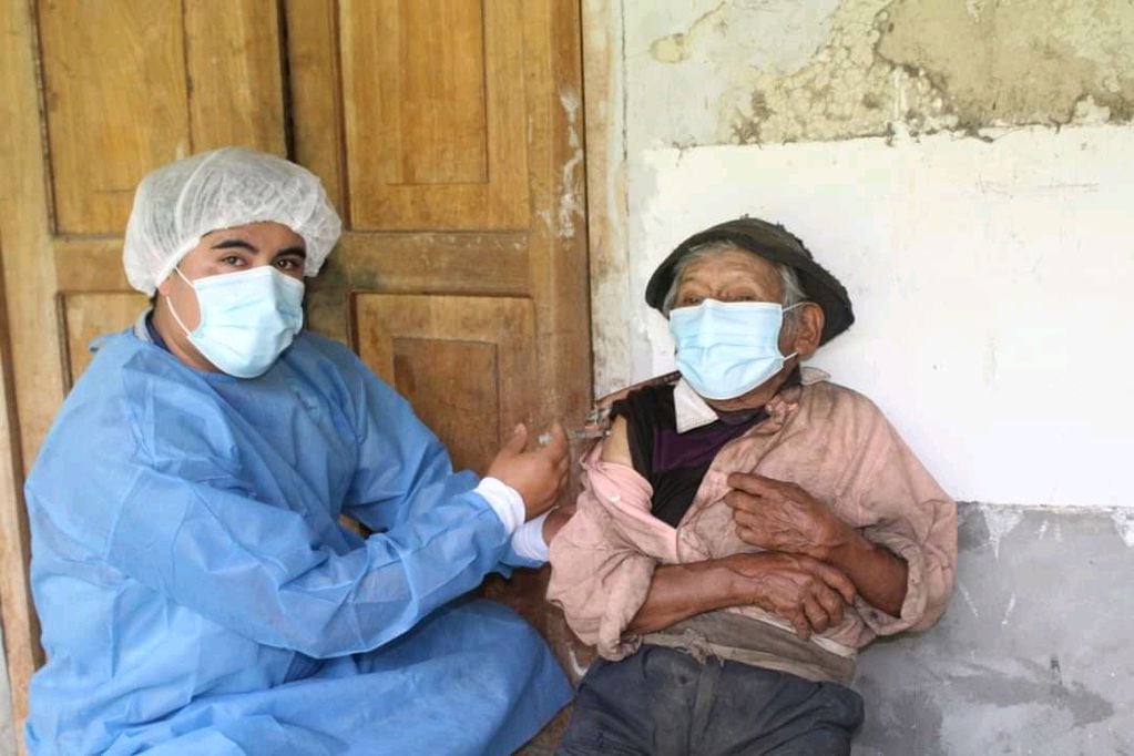 Vacunaron contra el coronavirus al hombre más longevo de Perú