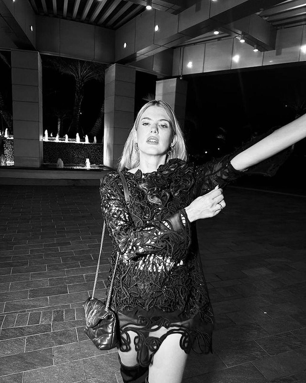 La actriz deslumbró con su impactante vestido negro transparente en las redes sociales. / Foto: Instagram