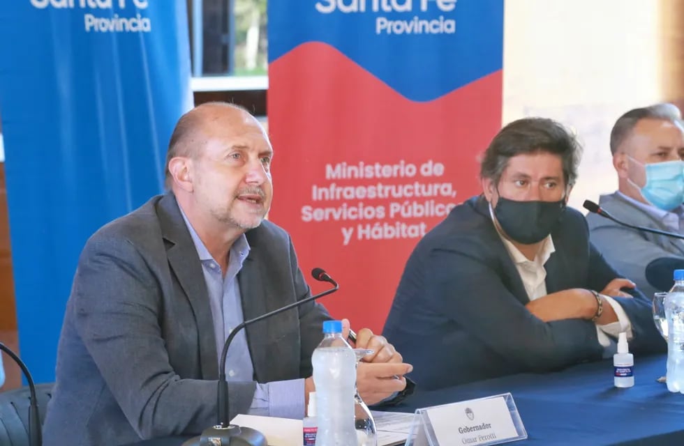 El rafaelino encabezó este lunes el acto de apertura de sobres para licitar obras hídricas en Funes. (@omarperotti)
