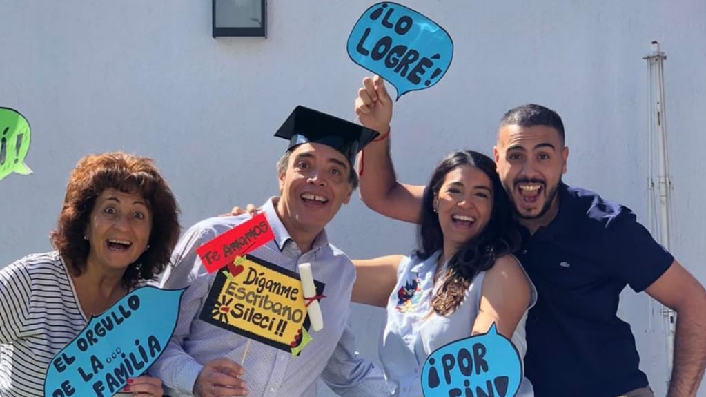 Daniel Sileci festeja con su familia haberse recibido de escribano después de estudiar la carrera en Tucumán desde Mendoza y viajando 13 horas para rendir parciales. Foto: Gentileza