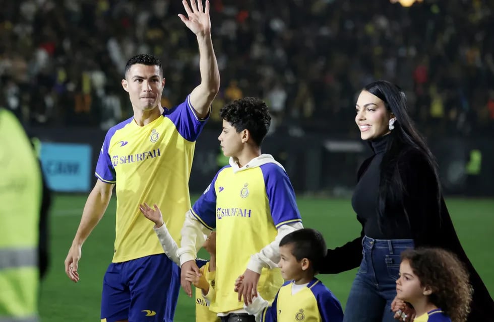Cristiano Ronaldo junto a su familia en un partido del Al-Nassr