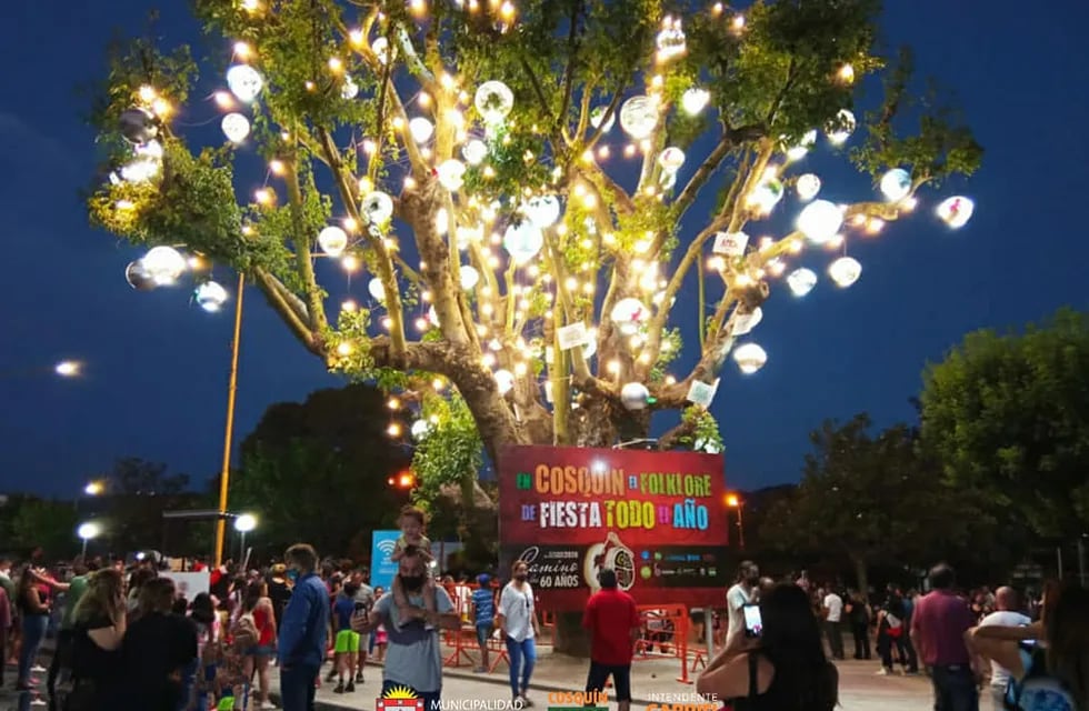 Cosquín celebró el clásico y esperado encendido de luces de su propio "Árbol Navideño". (Foto: Facebook / Municipalidad de Cosquín Oficial),
