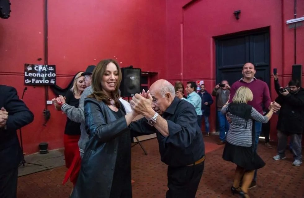 María Eugenia Vidal y Martiniano Molina pasaron un buen momento juanto a un grupo de jubilados.