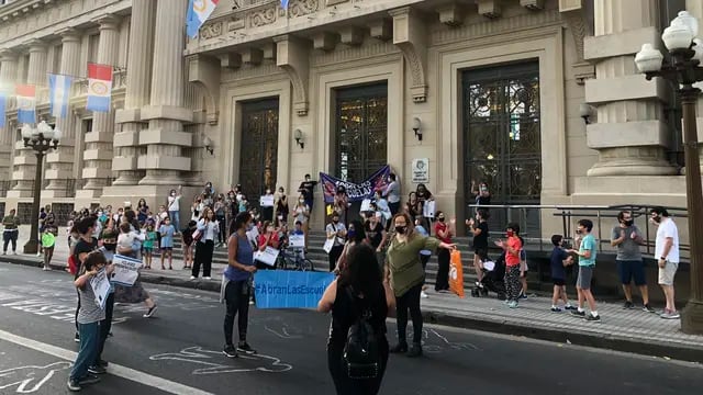 Protesta de padres por suspensión de clases en Rosario
