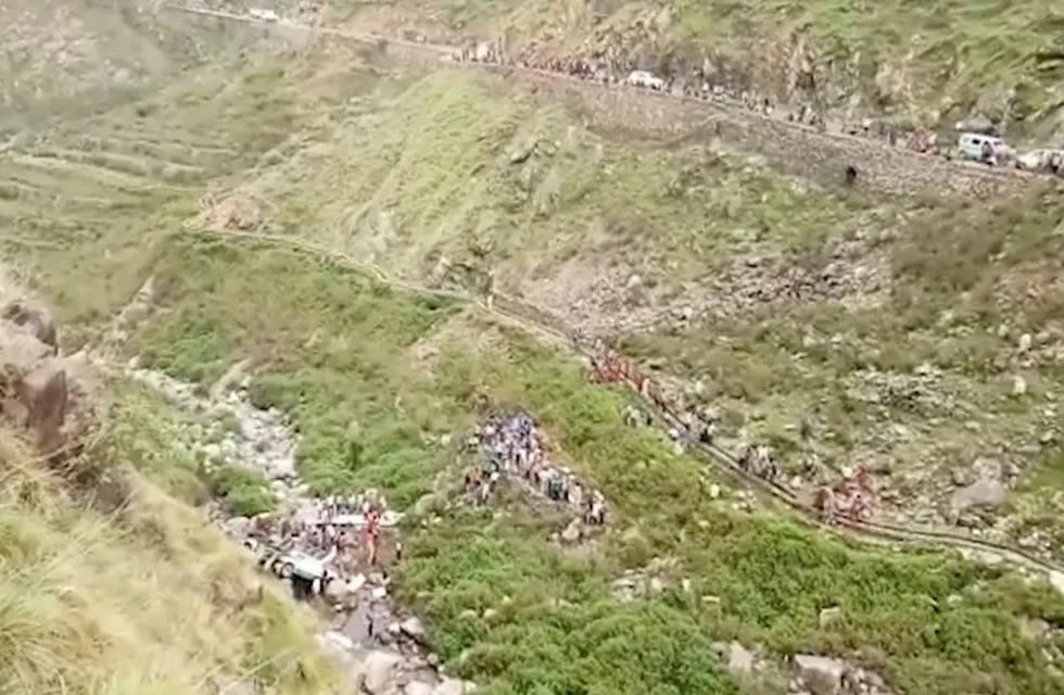In this grab made from video provided by KK Productions, shows the area of a deadly bus accident in Uttarakhand's Paudi Garhwal district, northern India, Sunday, July 1, 2018. Chief Minister of Uttarakhand state Trivendra Rawat said the bus fell into a 700-foot (213-meter) deep gorge in the Himalayan foothills. (KK Production via AP) india  al menos 48 muertos al caer un micro por un barranco en las laderas del Himalaya Tragedias accidentes de transito