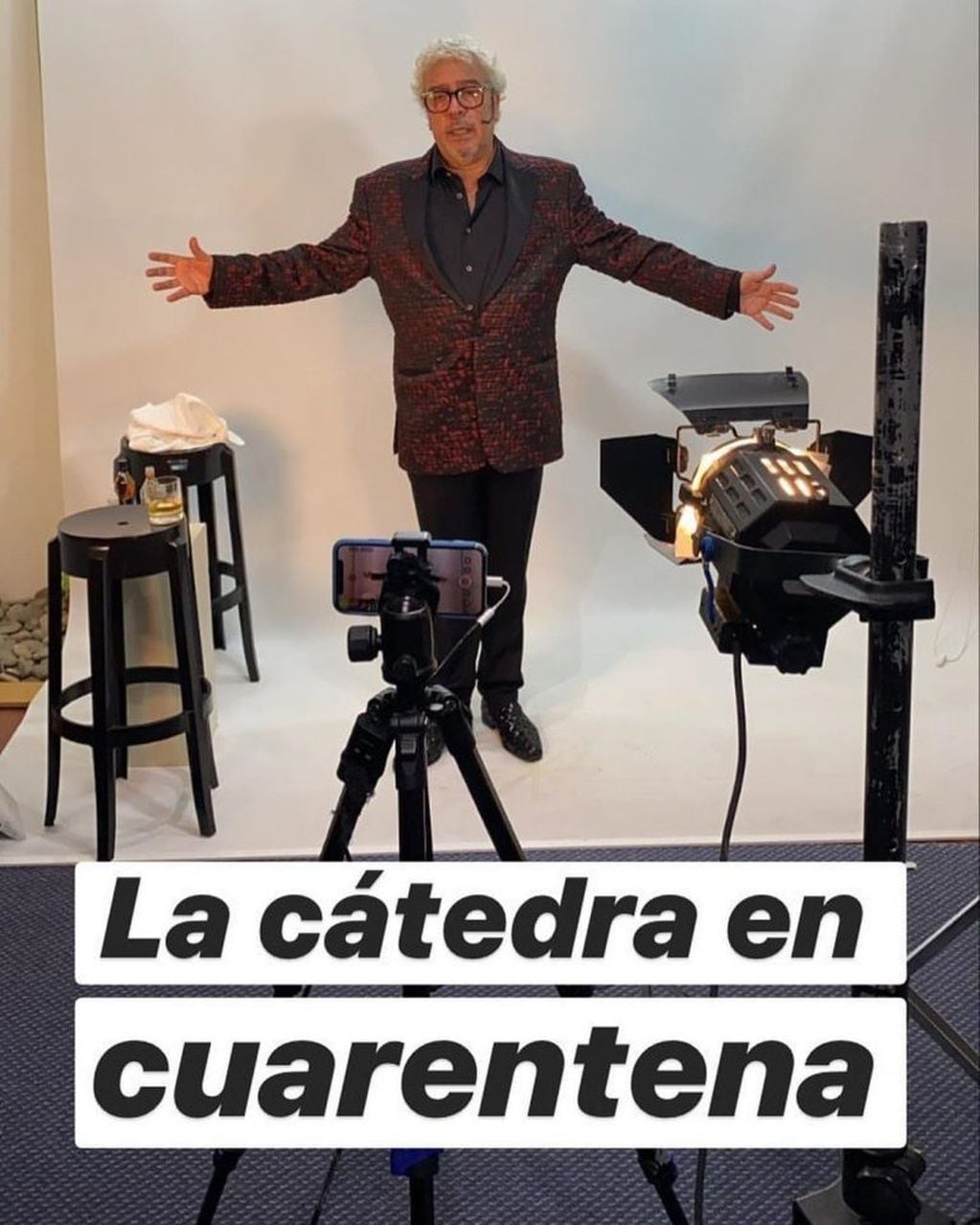 Coco Sily cambió los escenarios del teatro por un pequeño set con una camarita. (Instagram/@cocosilyok)