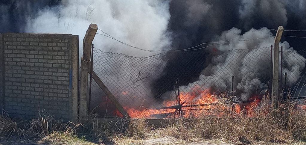 Incendio en una gomería en calle Chaco y Av. Caseros