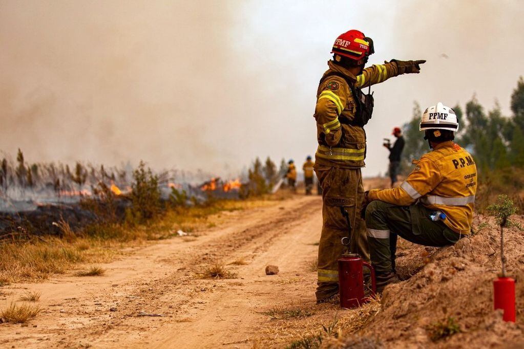 Los bomberos cordobeses del Etac que participan del combate a las llamas en Corrientes. (Prensa Gobierno)