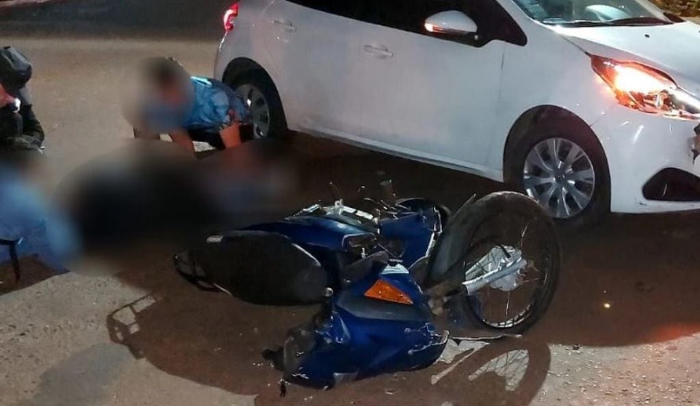 Accidente vial en Eldorado dejó a un motociclista herido.