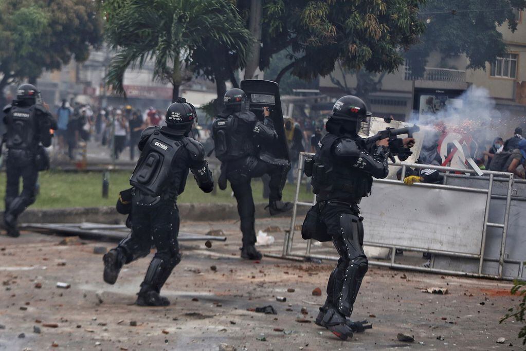 Los violentos enfrentamientos con la policía en las calles de Colombia. (AP)