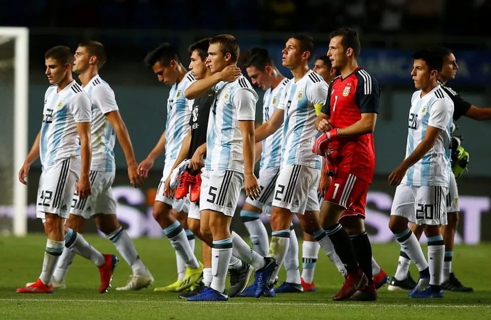 Los jugadores de Argentina salen del campo luego de ser derrotados por Ecuador luego de un partido del hexagonal final del Campeonato Sudamericano Sub20 este martes en el estadio El Teniente de Rancagua (Chile). EFE/Esteban Garay
