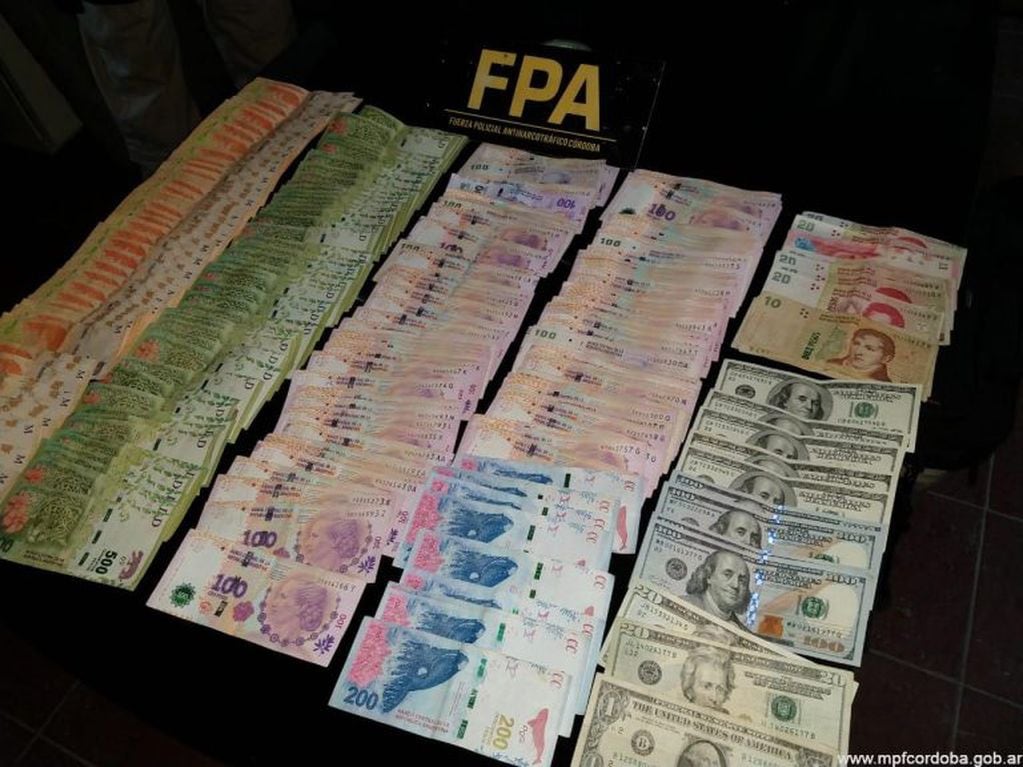 Dólares y más de 80 mil pesos en efectivo. (Foto: FPA).