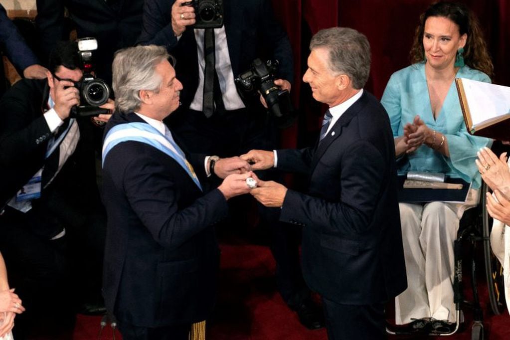 Alberto Fernández, recibe el bastón de mando de manos de Mauricio Macri (EFE/ Matias G Napoli)