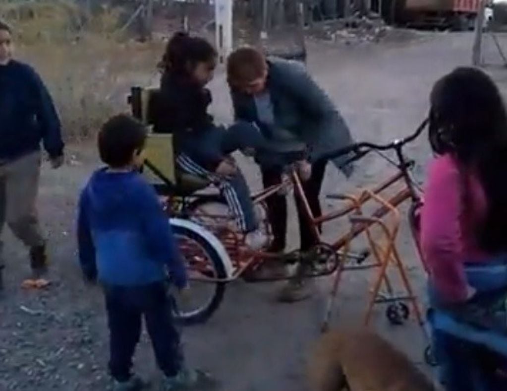 Momento en que Valeria recibe la tricicleta ante la alegría de toda la familia.