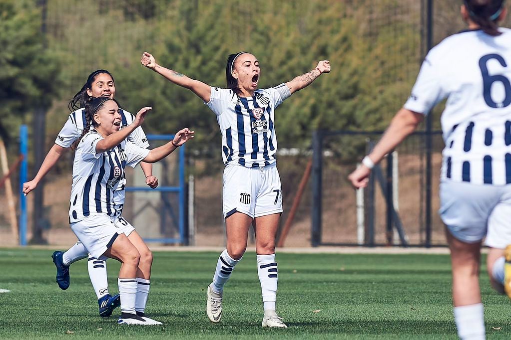 El femenino de Talleres celebra uno de los goles ante All Boys (Talleres)