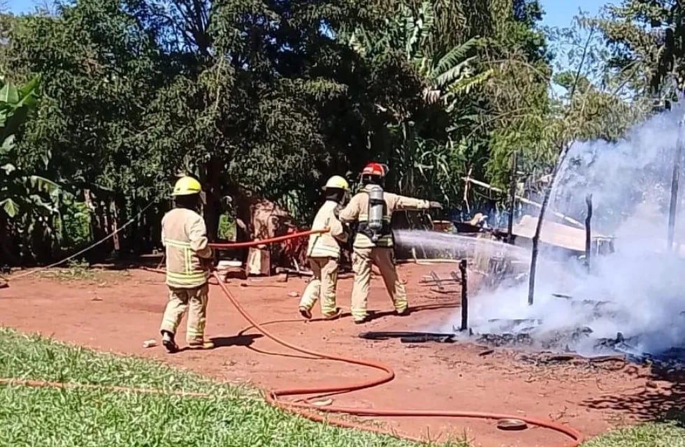 Incendio consumió una vivienda de la comunidad fortín Mborore de Puerto Iguazú.